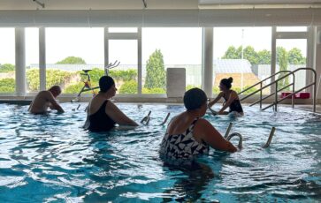 Image illustrant Aquagym vs Aquabike : lequel choisir pour atteindre vos objectifs ?